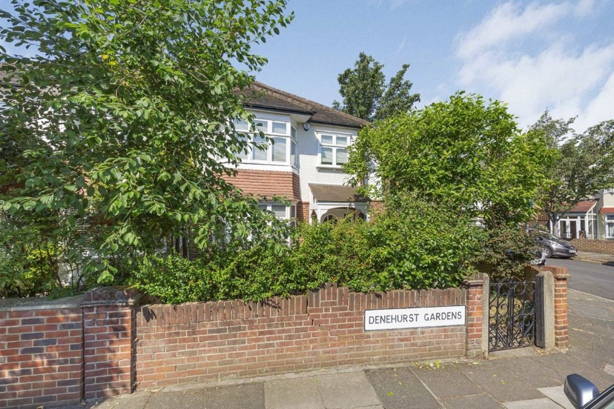 House Denehurst Gardens in Greater London