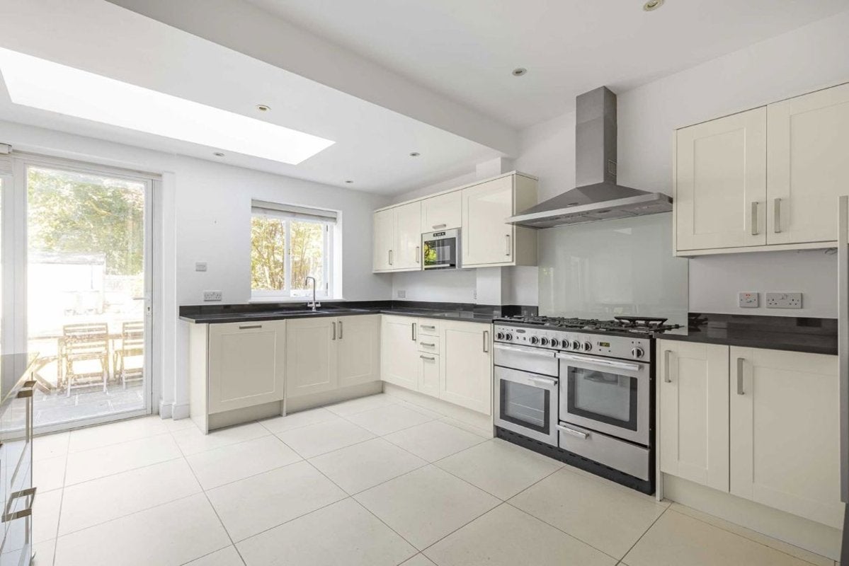 House Denehurst Gardens in Greater London