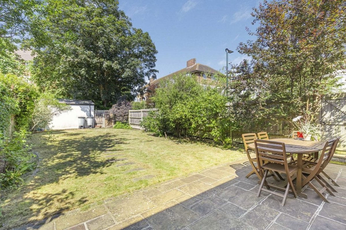 House Denehurst Gardens in Greater London