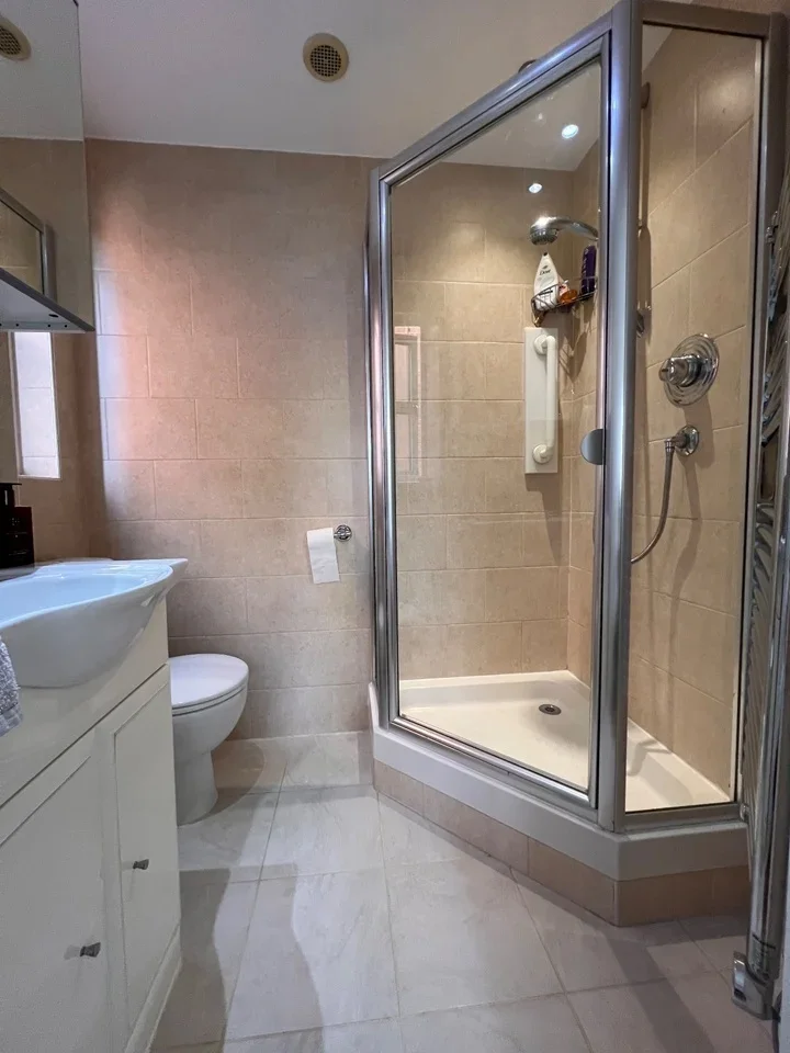 Room Durrell Way in Upper Halliford