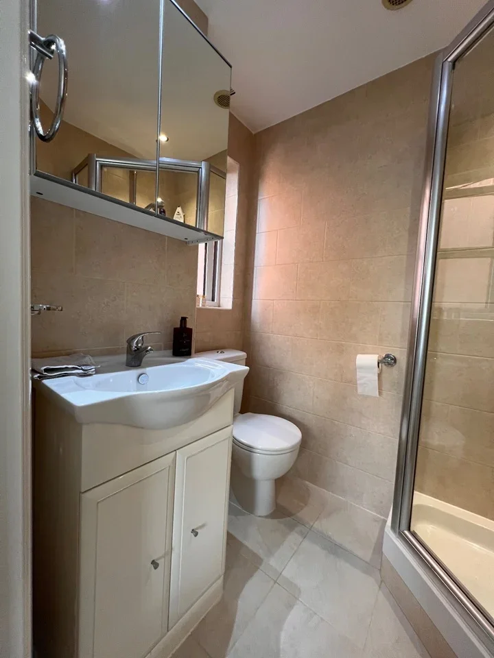 Room Durrell Way in Upper Halliford