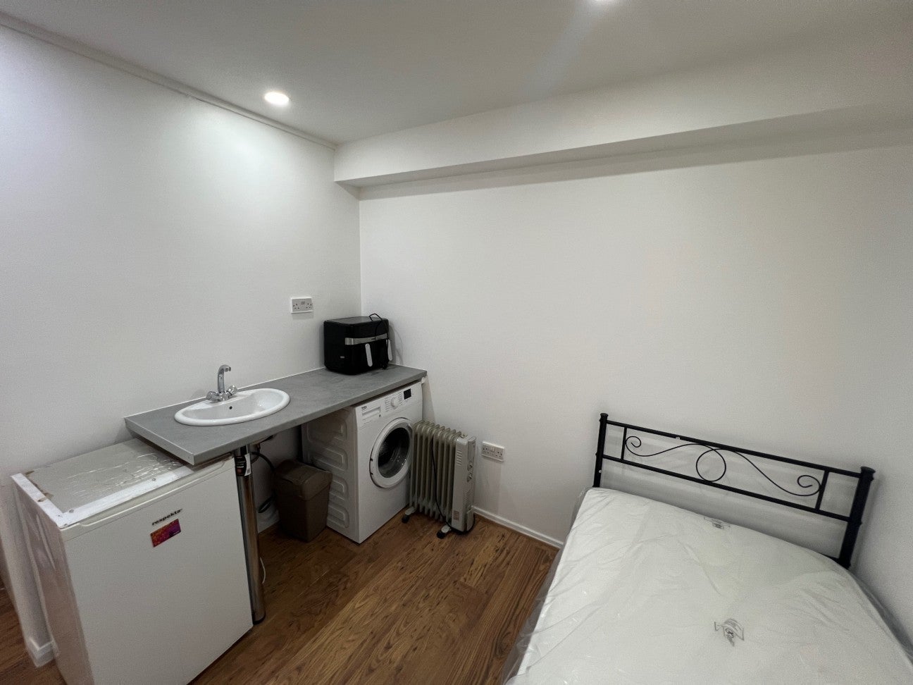 Room Hamilton Close in Greater London