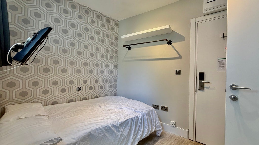Room Gunnersbury Lane in Greater London