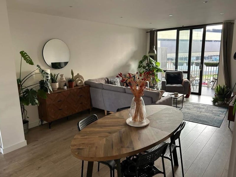 Room Forrester Way in Greater London