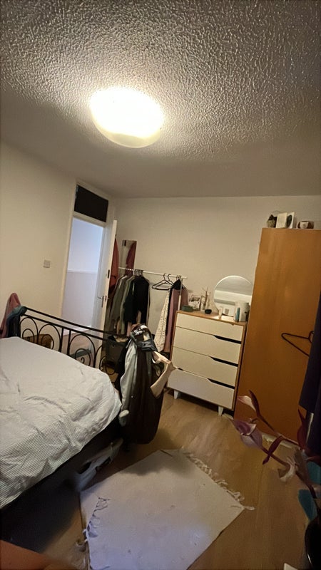 Room Halton Road in Greater London