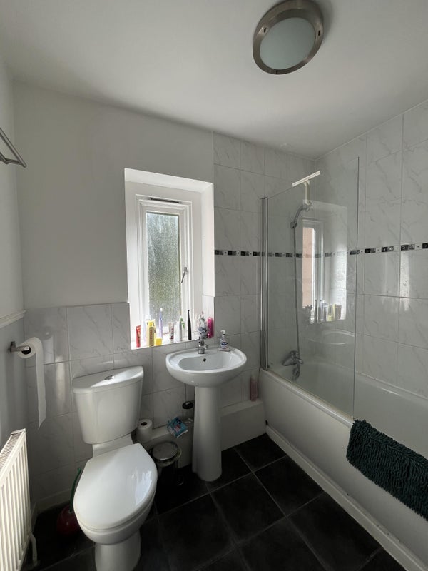 Room Halton Road in Greater London