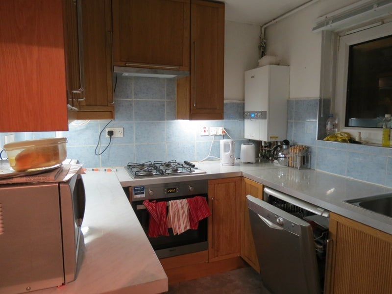 Room Grove Crescent Road in Greater London