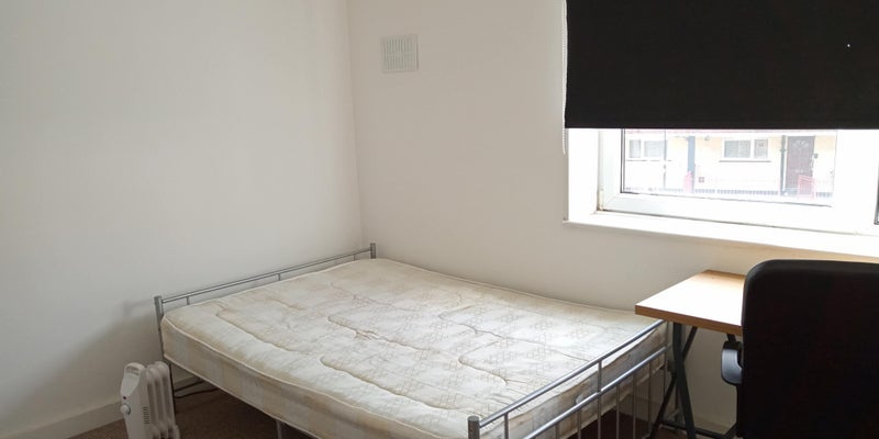Room Grove Crescent Road in Greater London