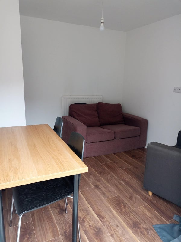 Room Grove Crescent Road in Greater London