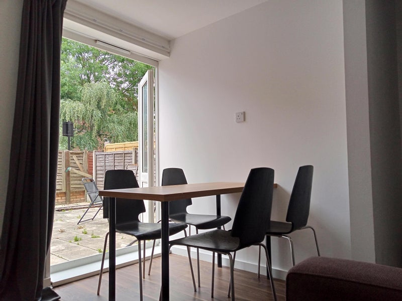 Room Grove Crescent Road in Greater London