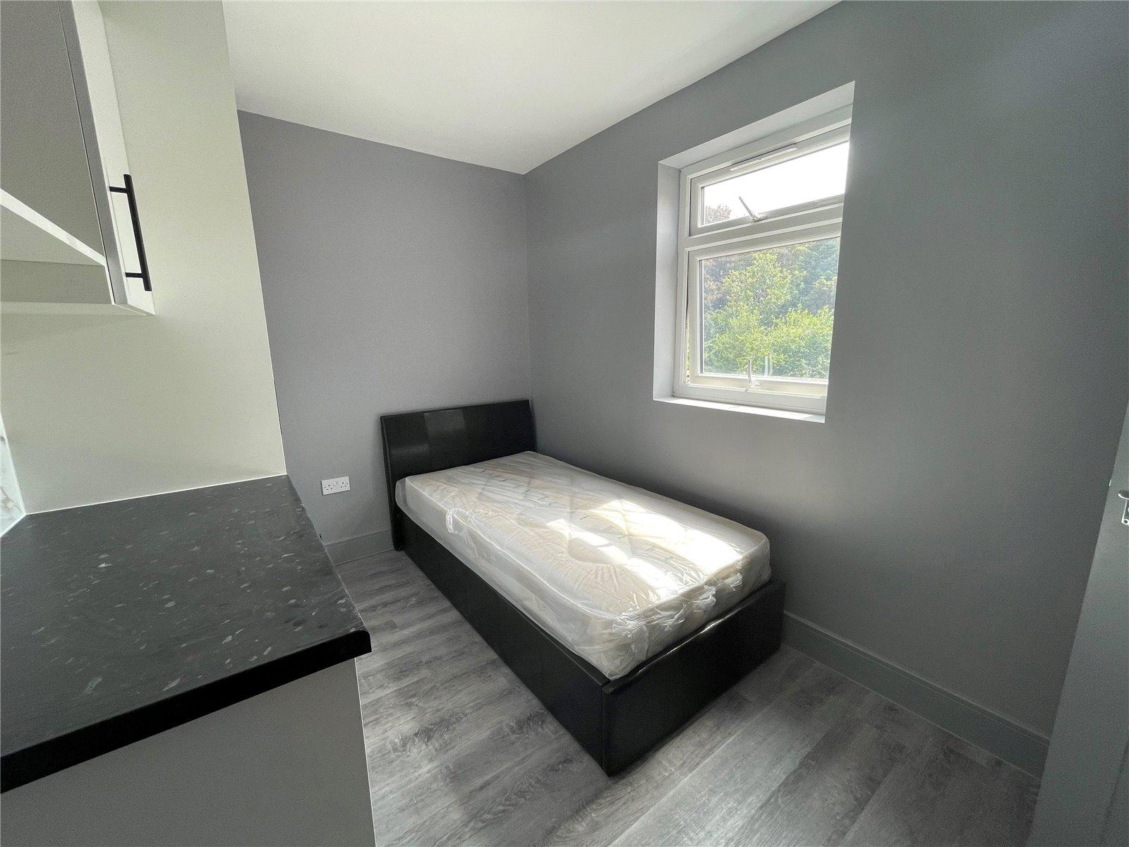 Room Beecham Road in Reading