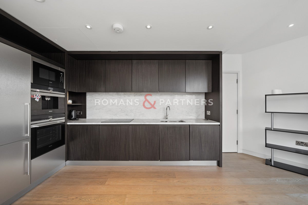 Flat Biscayne Avenue in Greater London