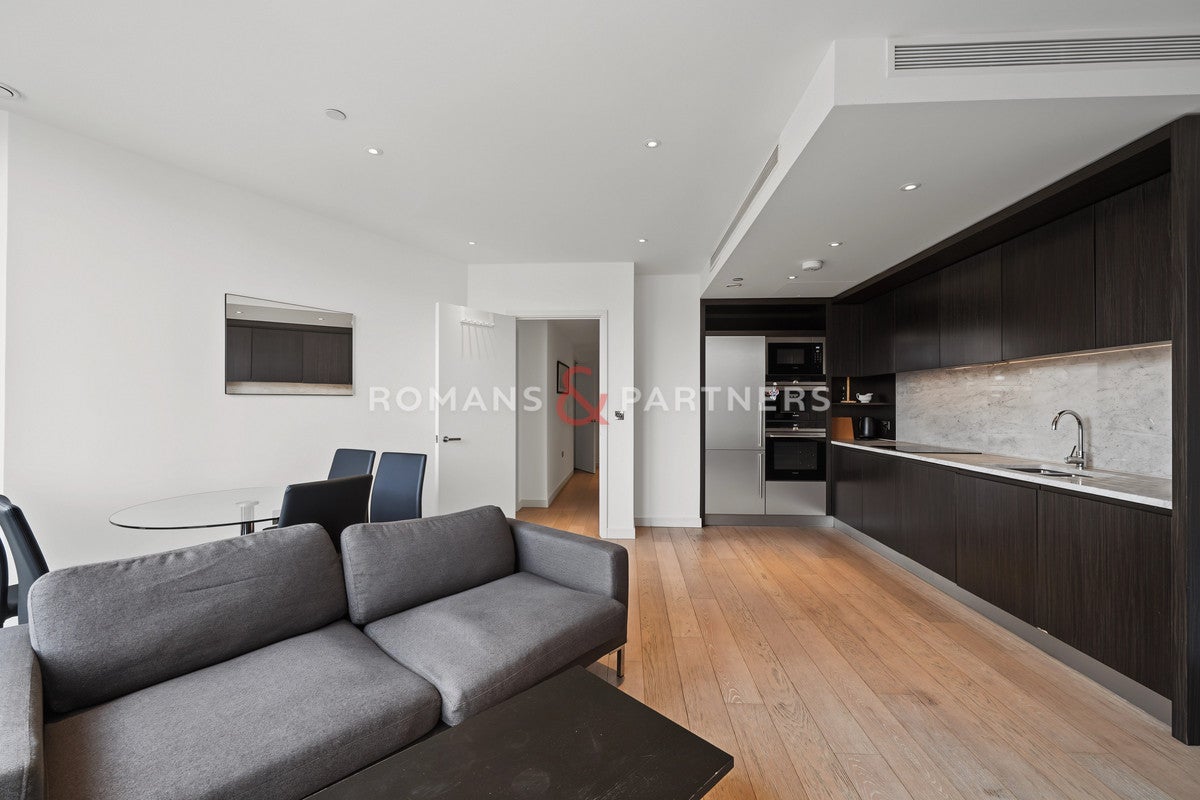 Flat Biscayne Avenue in Greater London