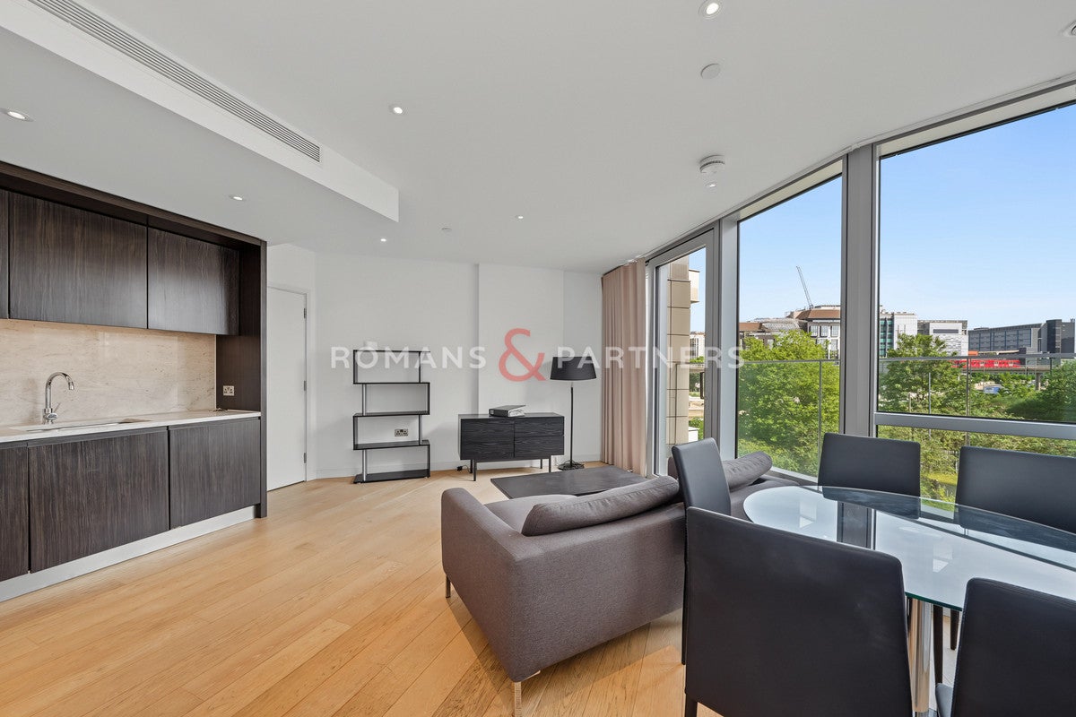 Flat Biscayne Avenue in Greater London
