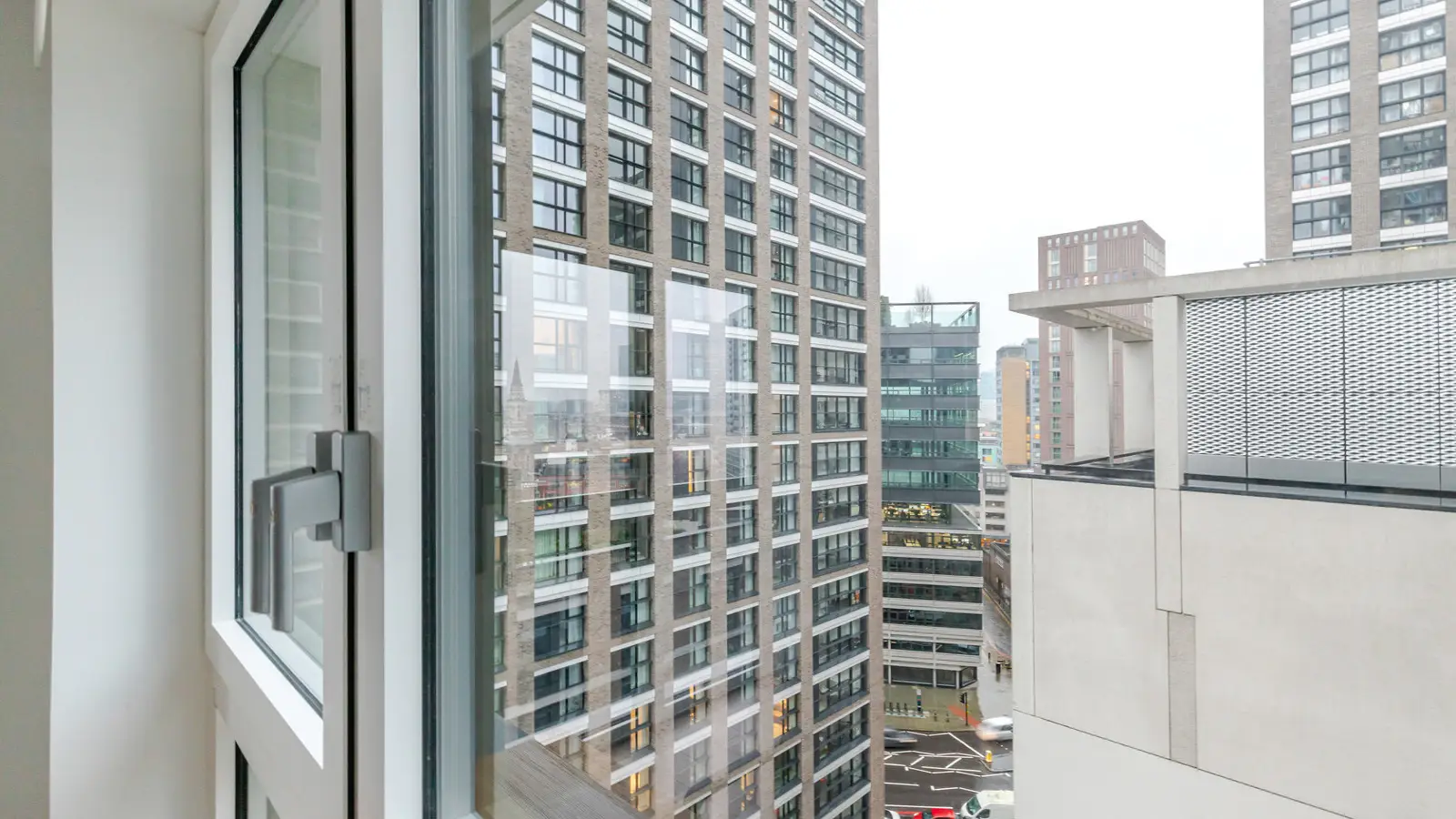 Flat Leman Street in Greater London