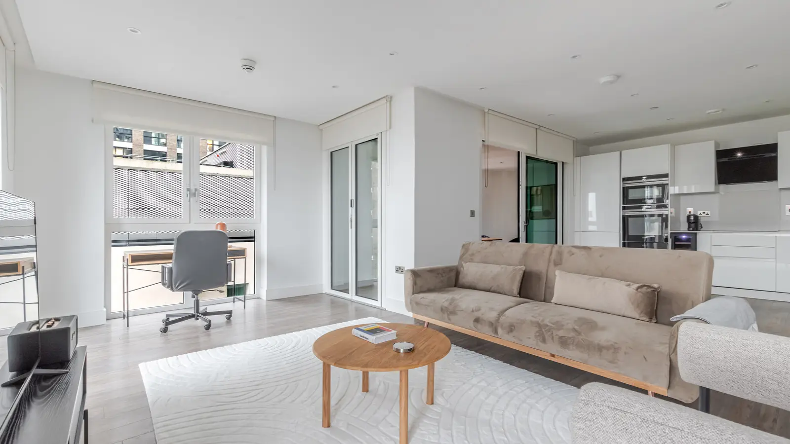 Flat Leman Street in Greater London