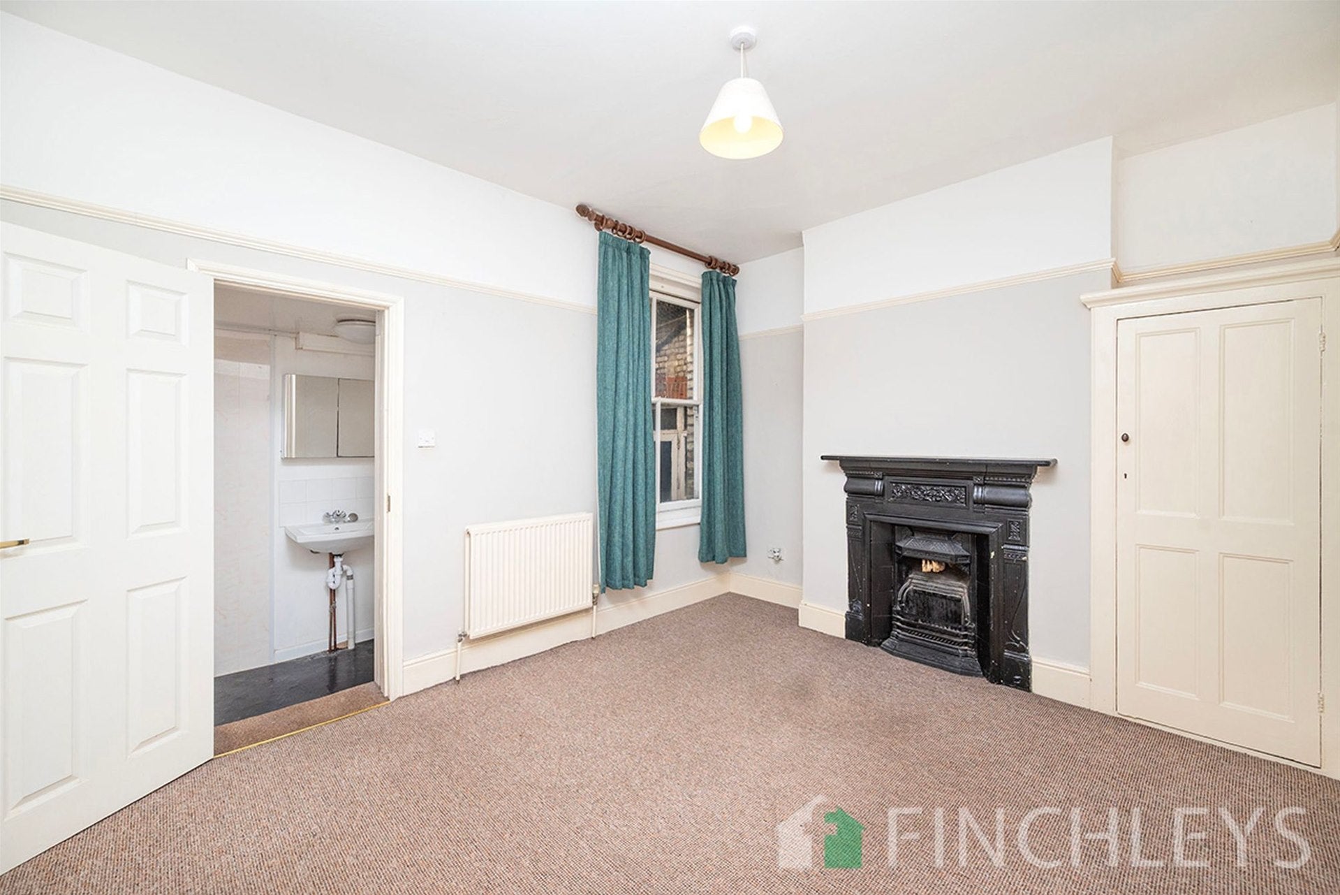 Flat Ballards Lane in Greater London