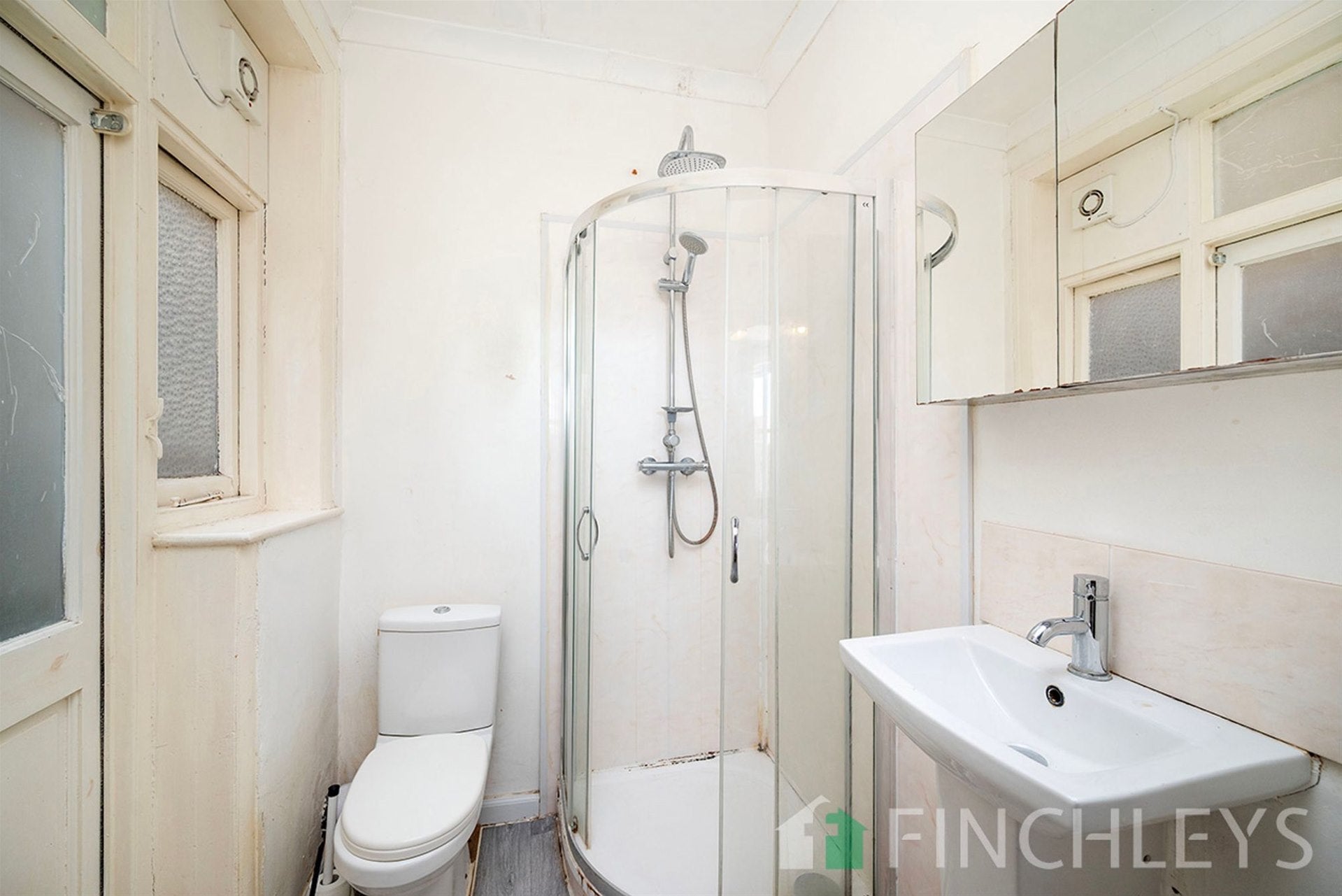 Flat Ballards Lane in Greater London