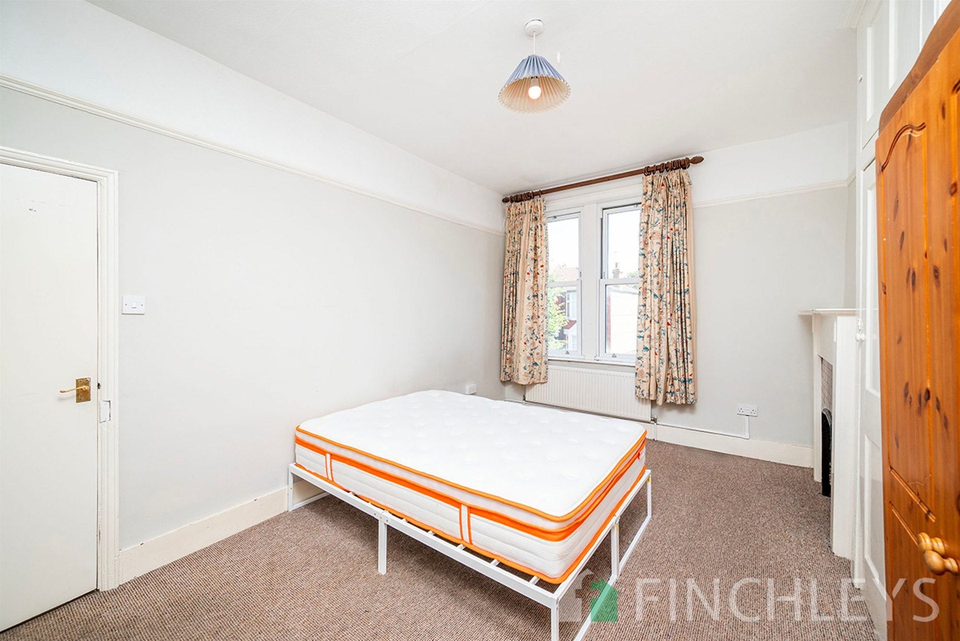 Flat Ballards Lane in Greater London