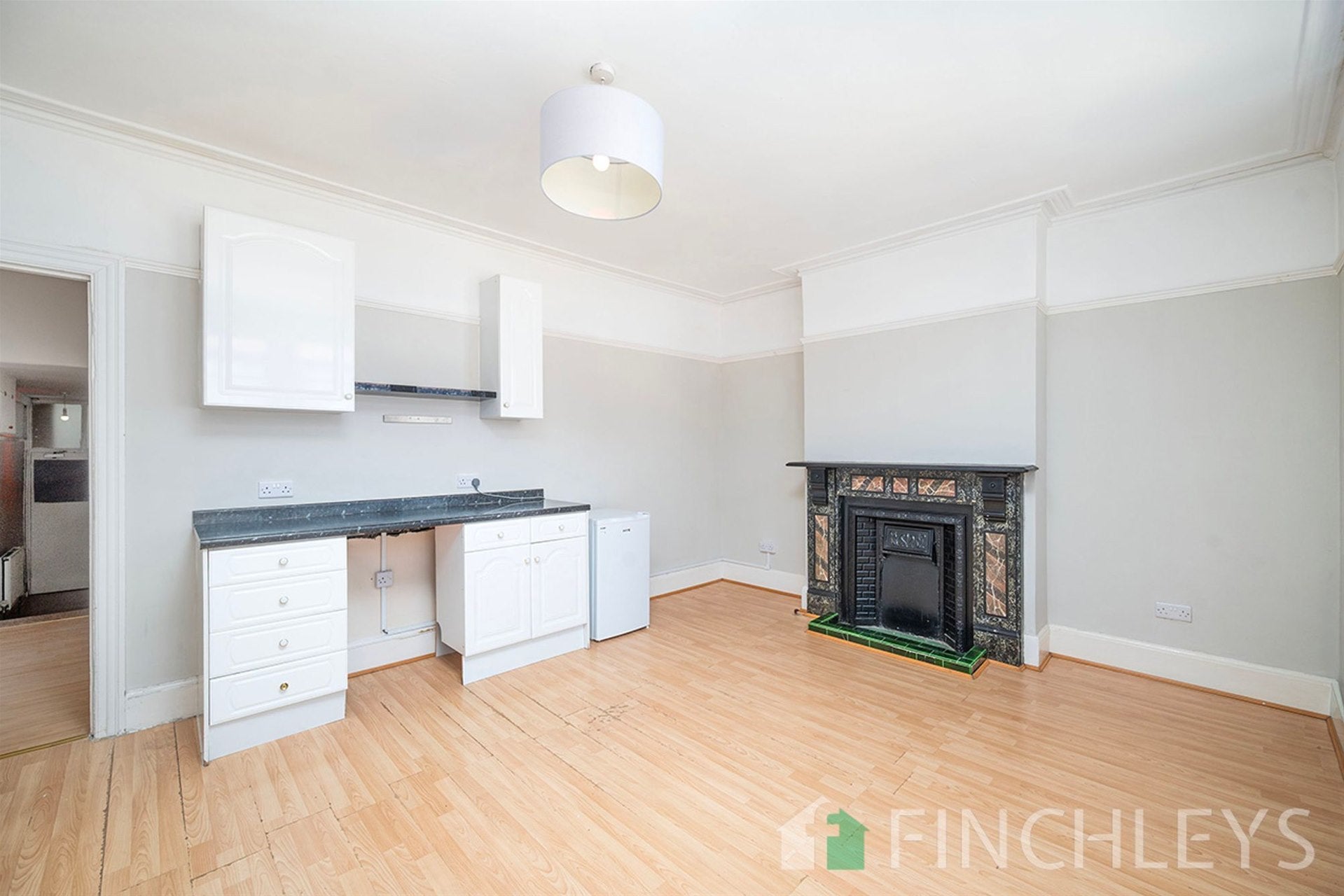 Flat Ballards Lane in Greater London