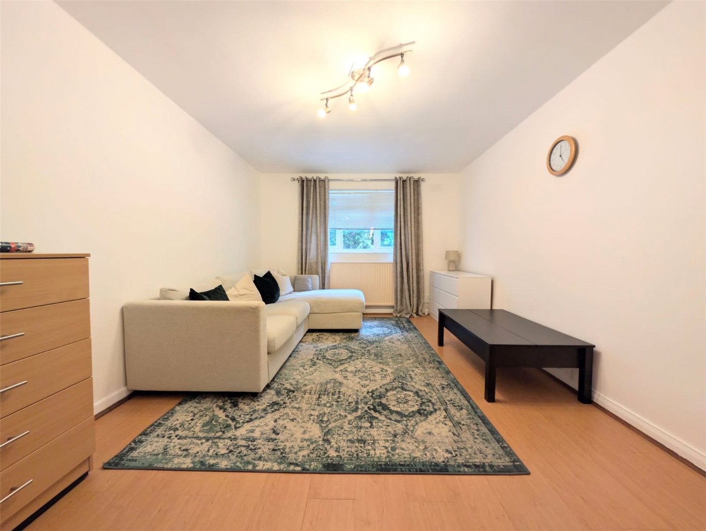 Flat Sunny Gardens Road in Greater London