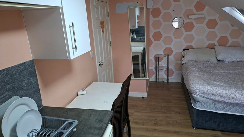 Room Cuckoo Hall Lane in Greater London