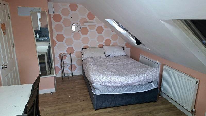 Room Cuckoo Hall Lane in Greater London