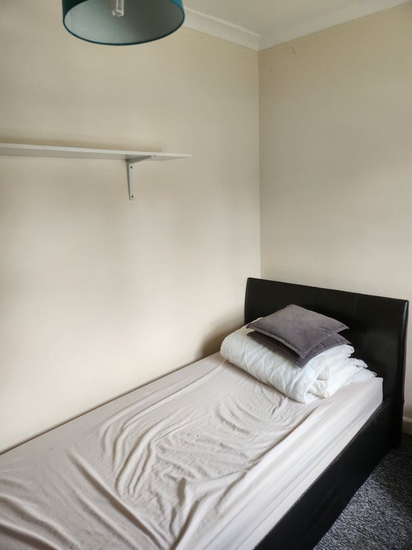 Room Hawthorne Crescent in Slough