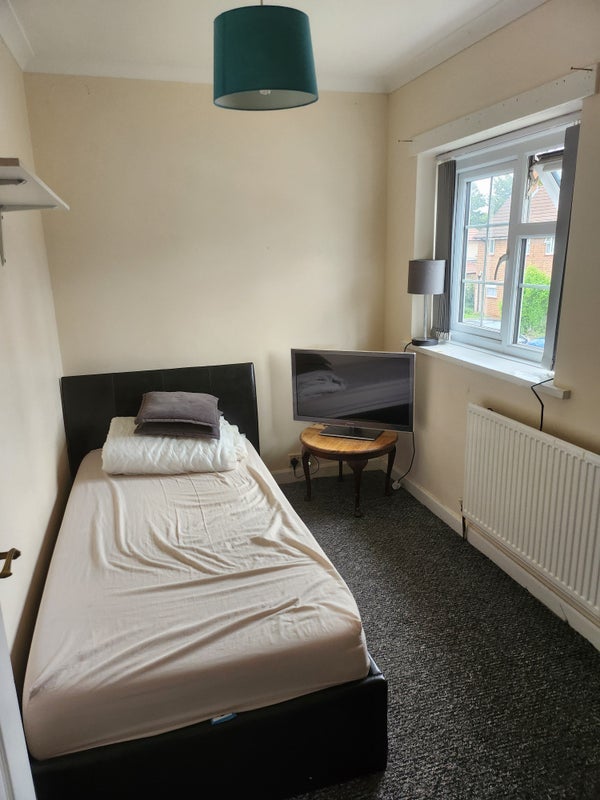 Room Hawthorne Crescent in Slough