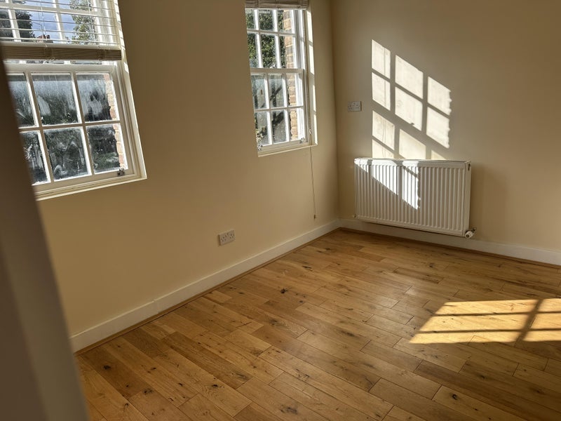 Room Brixton Road in Greater London