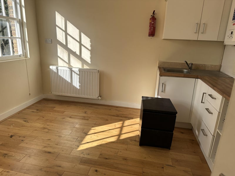 Room Brixton Road in Greater London