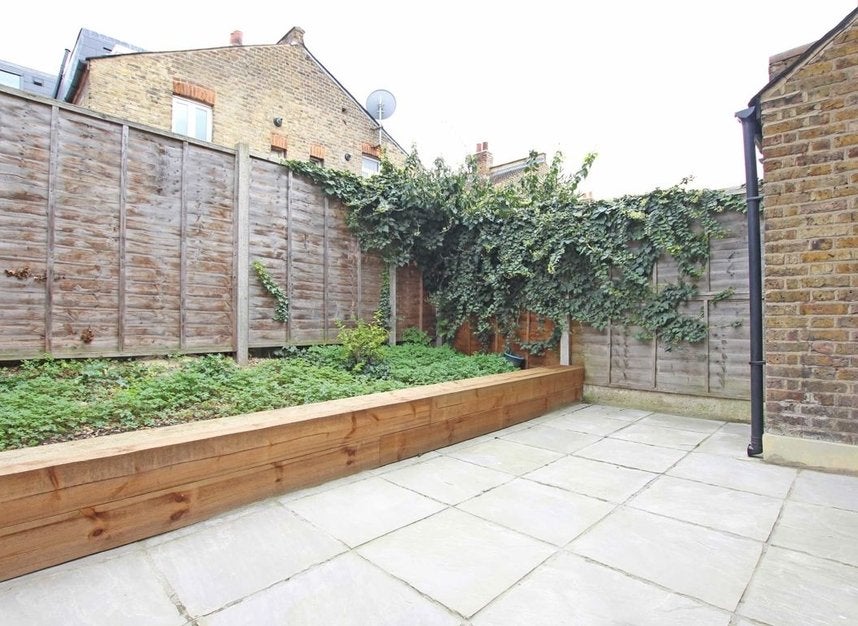 Flat Oaklands Grove in Greater London