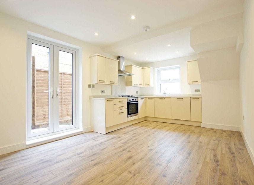 Flat Oaklands Grove in Greater London