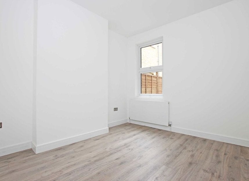 Flat Oaklands Grove in Greater London