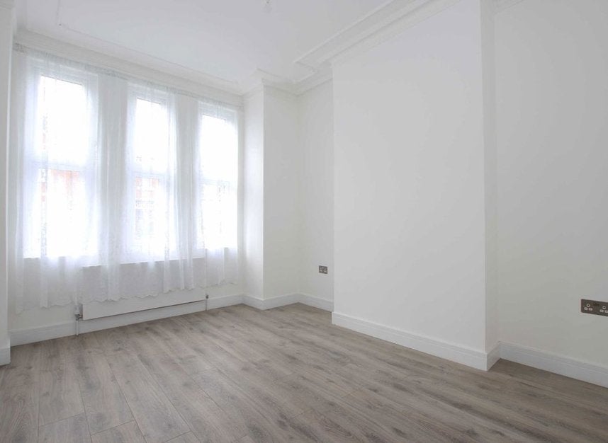 Flat Oaklands Grove in Greater London