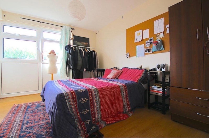 Room Warner Place in Greater London