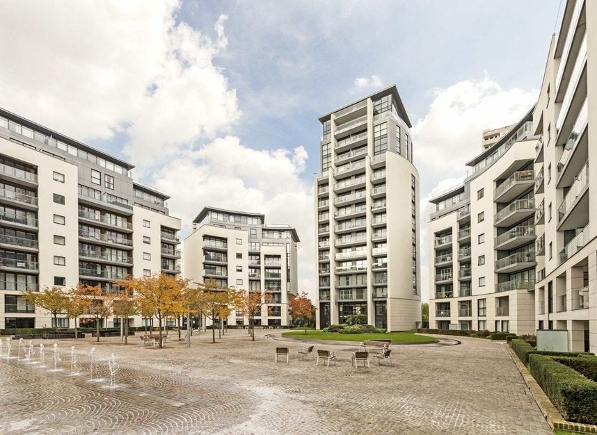 Flat Pump House Crescent in Greater London