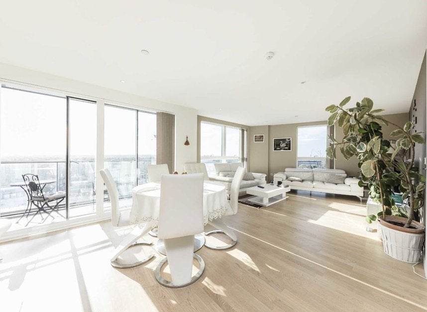 Flat Pump House Crescent in Greater London
