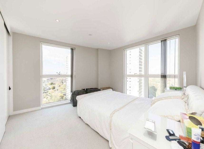 Flat Pump House Crescent in Greater London