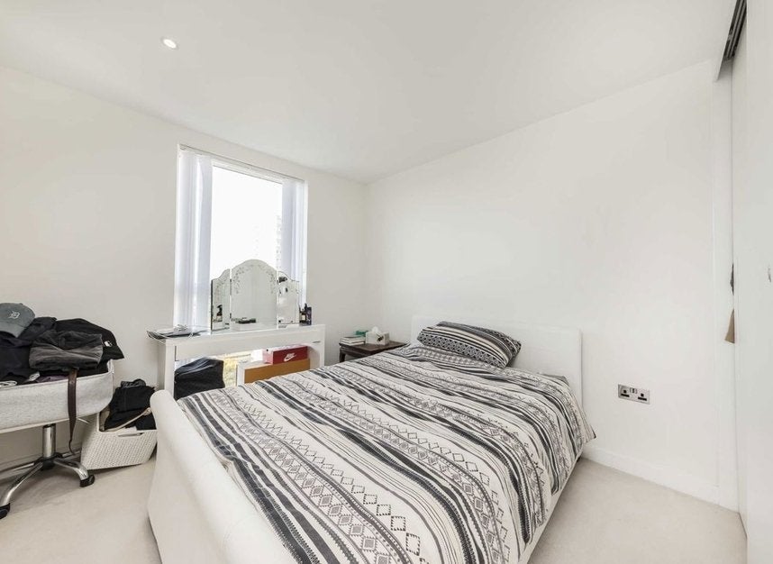 Flat Pump House Crescent in Greater London