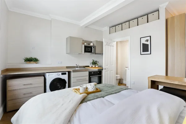 Flat Belmont Road in London Borough of Sutton
