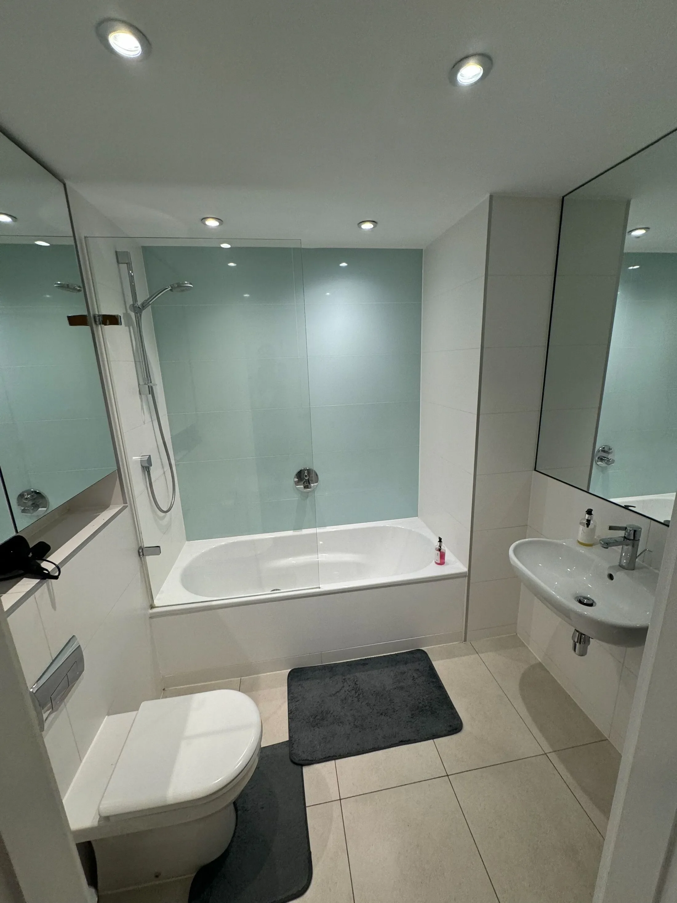 Flat Wollaston Close in Greater London