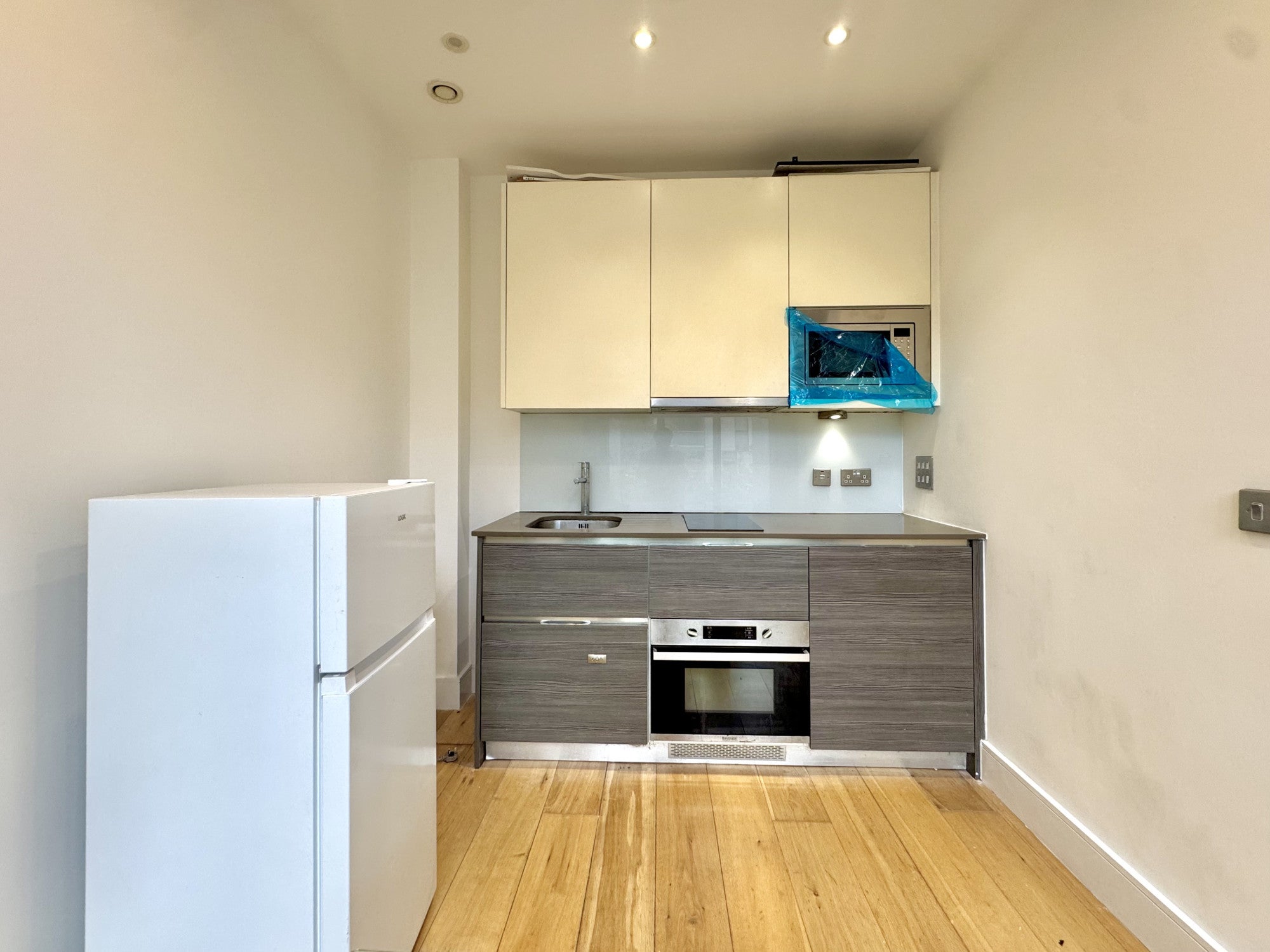 Flat Staines Road in Greater London