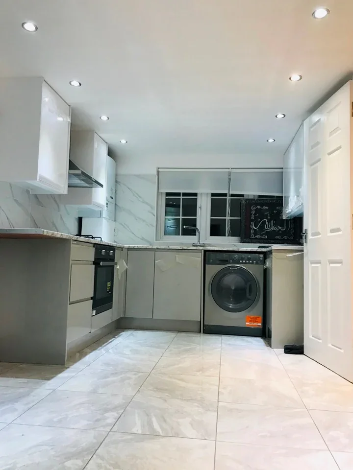 Flat Conway Crescent in Greater London