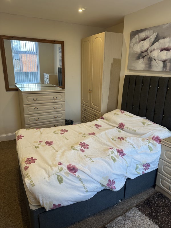 Room Montague Road in Trafford