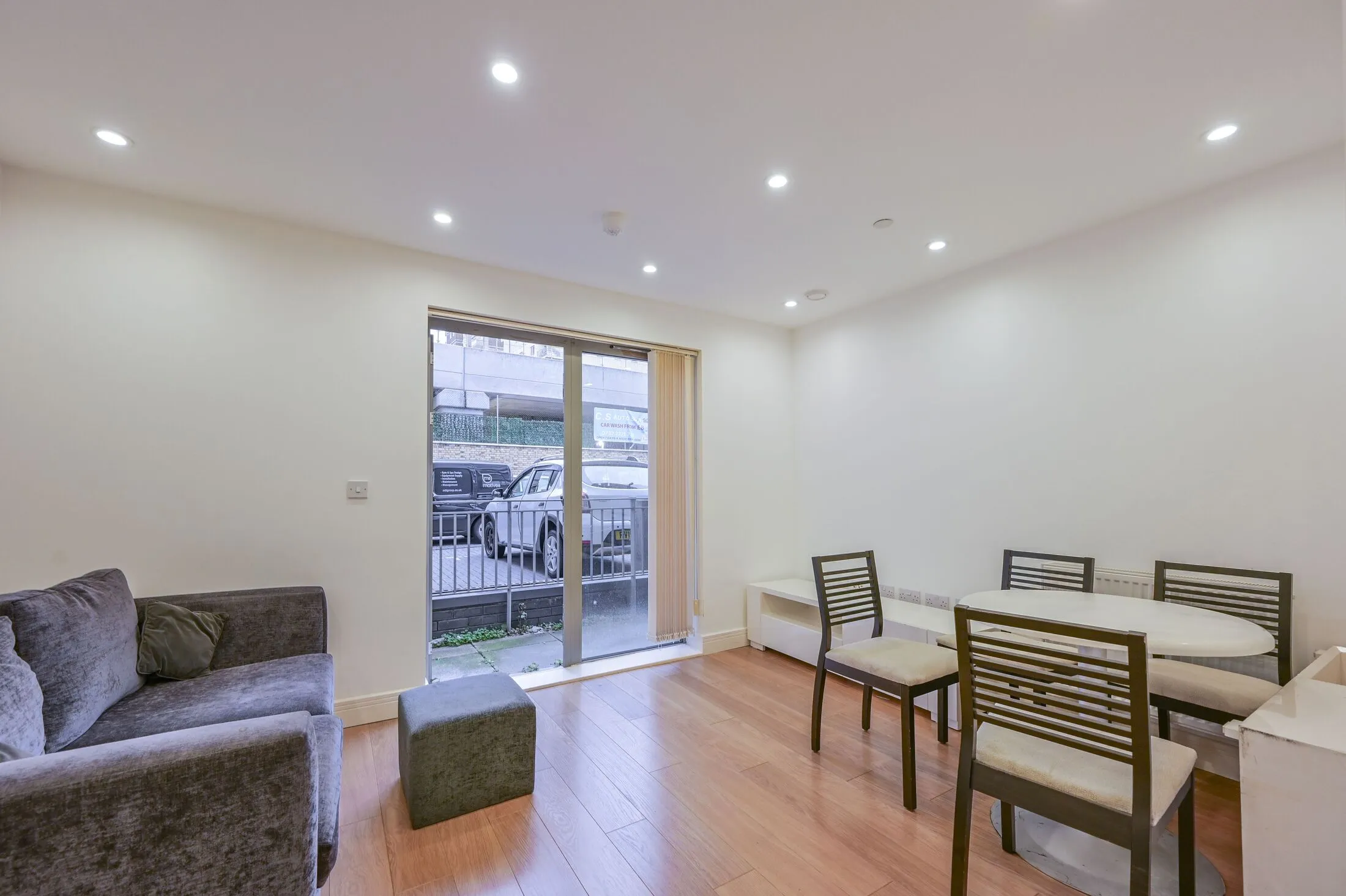 Flat Christian Street in Greater London