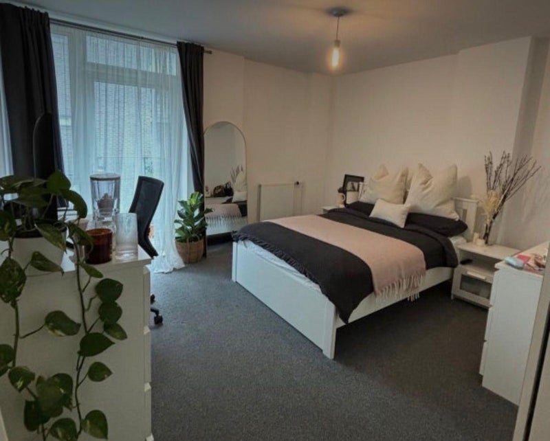 Room Sadler Place in Greater London