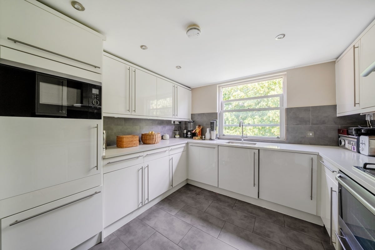 Flat Eardley Crescent in Greater London