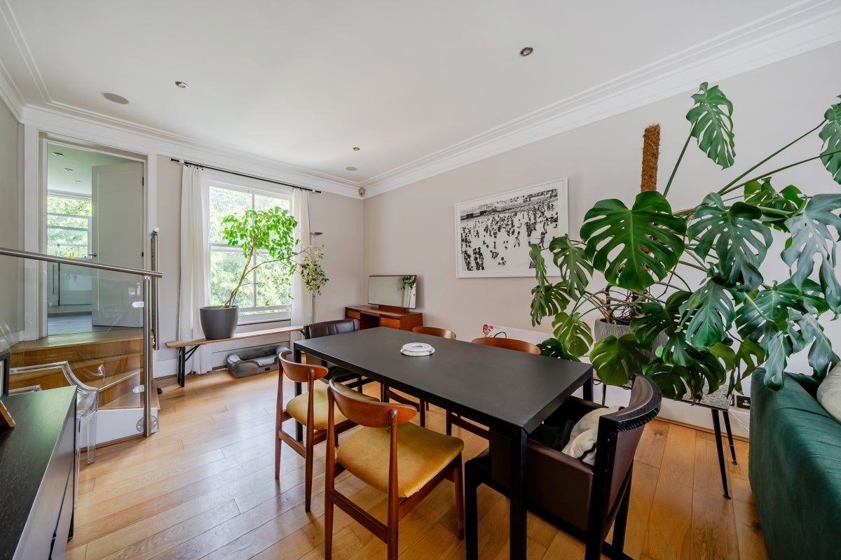Flat Eardley Crescent in Greater London