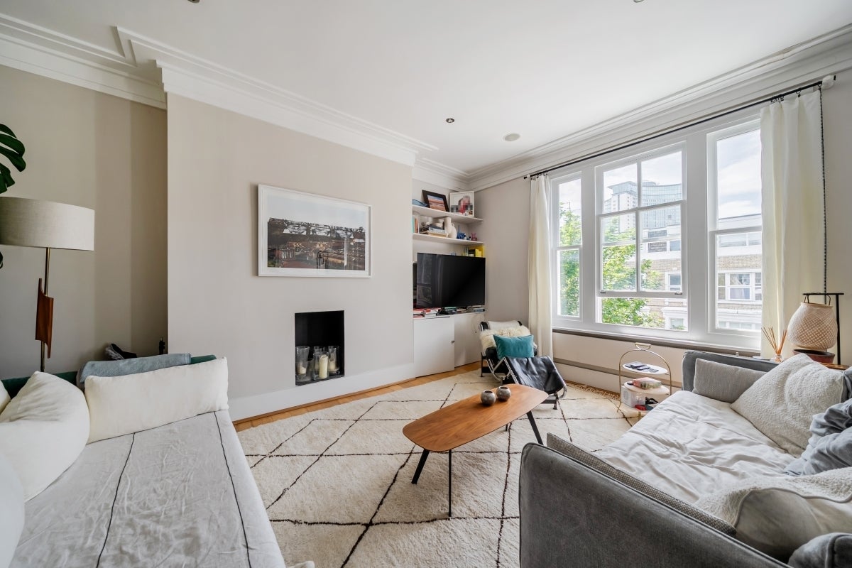 Flat Eardley Crescent in Greater London